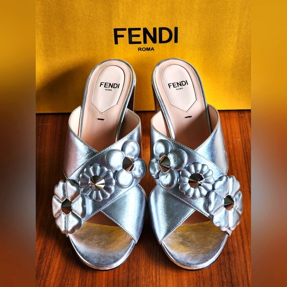 $900 Brand New 100% Authentic Fendi Women's Sandals Silver Leather - Picture 2 of 11